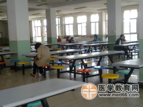 執(zhí)業(yè)藥師第一場(chǎng)考試結(jié)束，考生們?cè)诓蛷d里找到一個(gè)位置，繼續(xù)復(fù)習(xí)下午的考試