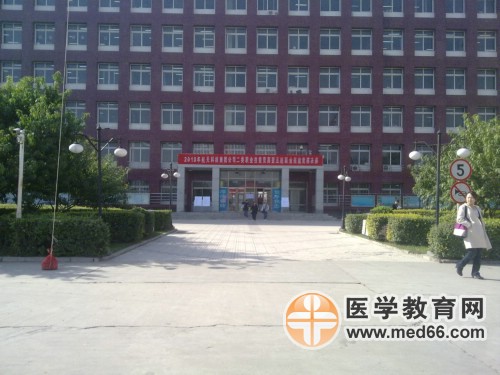 上午10:00，執(zhí)業(yè)藥師考生陸續(xù)出場(chǎng)