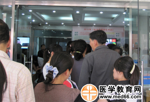 考生紛紛排隊(duì)進(jìn)入執(zhí)業(yè)藥師報(bào)名現(xiàn)場