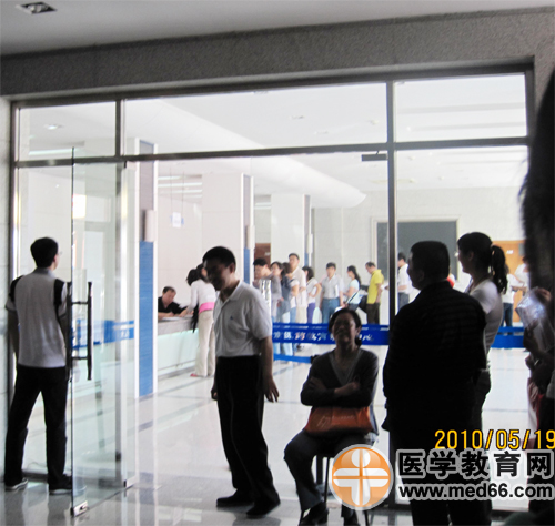 考生正在報(bào)名現(xiàn)場休息