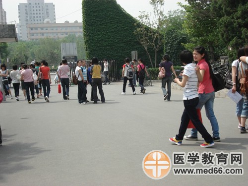 衛(wèi)生資格考生陸續(xù)離開考場