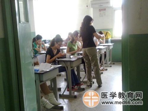 衛(wèi)生資格考生進(jìn)入考場，等待考試開始
