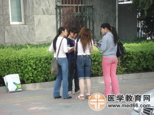 衛(wèi)生資格第一場考試結(jié)束，考生討論