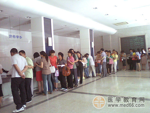 大廳內(nèi)，執(zhí)業(yè)藥師報(bào)名資格審核，考生秩序井然