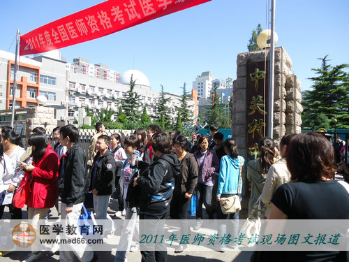中午11：30，醫(yī)師資格考試的第一單元考試結束，考生陸續(xù)走出考場