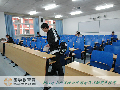 2011年中西醫(yī)結(jié)合執(zhí)業(yè)醫(yī)師考試——考生進入考場，查找自己的座位