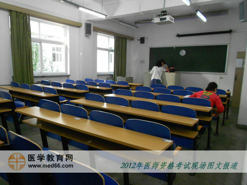 干凈整潔的中醫(yī)醫(yī)師考場(chǎng)