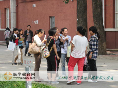 醫(yī)師考試結(jié)束，圍在一起激烈交流的考生們