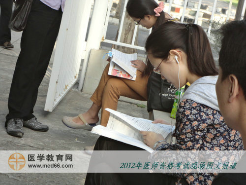 2012年醫(yī)師考試開考前，仍不忘專心看書的臨床醫(yī)師考生
