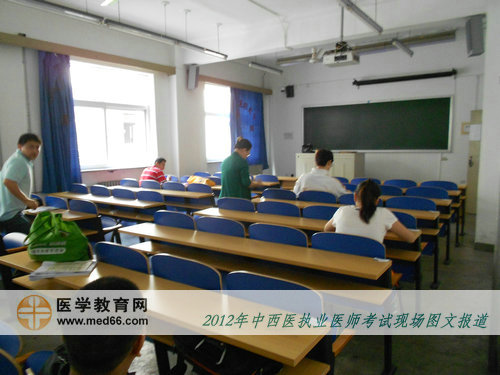 中西醫(yī)助理醫(yī)師考生陸續(xù)進入考場等待考試