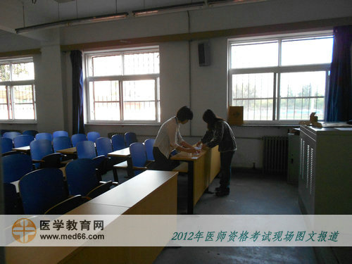 中醫(yī)醫(yī)師考生入場前，監(jiān)考老師忙著分貼座位號