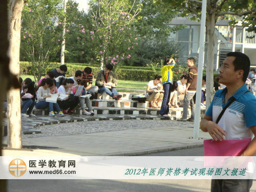 2012年醫(yī)師考前，考生交流復(fù)習(xí)