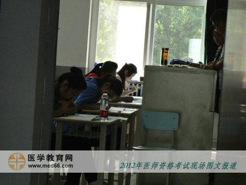 臨床醫(yī)師考試開始后，監(jiān)考老師仔細(xì)確認(rèn)考生信息