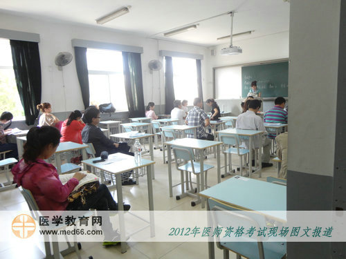 臨床醫(yī)師考生進(jìn)入考生也不忘抓緊時間看書