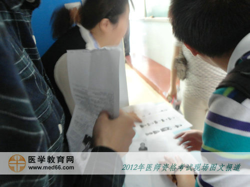 臨床醫(yī)師考生正在核對個人考場信息