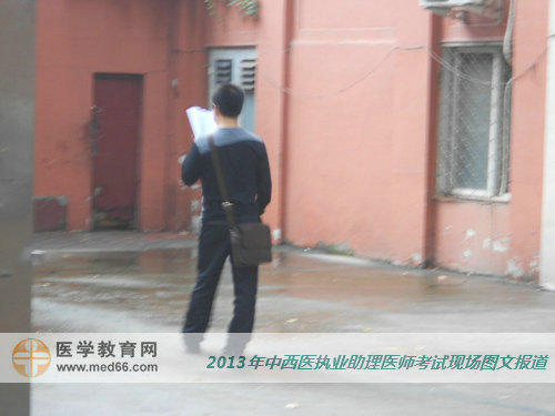 安靜的角落里，考生進行中西醫(yī)助理醫(yī)師考試最后沖刺