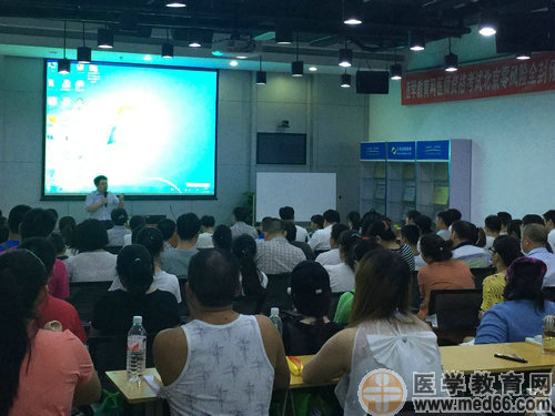 閆敬之老師為廣大中醫(yī)、中西醫(yī)學(xué)員講授考試重點(diǎn)