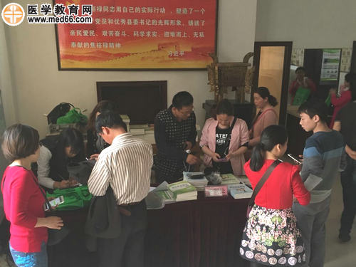 湯以恒老師及工作人員為學員辦理聽課手續(xù)