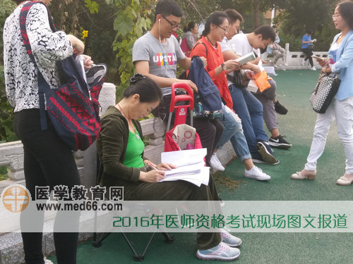 自備座椅、裝備齊全的考生