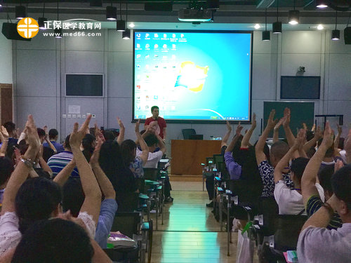 現(xiàn)場學(xué)員認(rèn)真學(xué)習(xí)中醫(yī)中藥學(xué)醫(yī)師相關(guān)知識，氣氛熱烈 