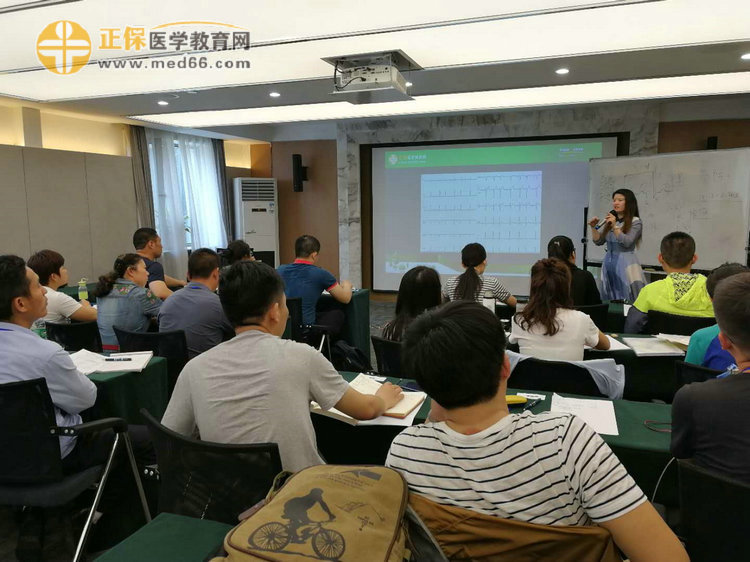 醫(yī)學(xué)教育網(wǎng)鴻雁老師親臨授課，中西醫(yī)醫(yī)師技能密訓(xùn)班學(xué)員認(rèn)真聽(tīng)講