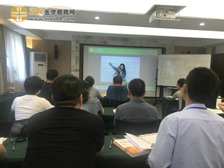 醫(yī)學(xué)教育網(wǎng)鴻雁老師親臨授課，中西醫(yī)醫(yī)師技能密訓(xùn)班學(xué)員認(rèn)真聽(tīng)講