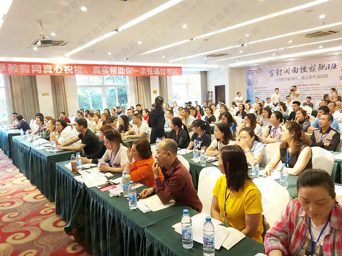 現(xiàn)場報道！錢韻文執(zhí)業(yè)中藥師面授體驗營成都開講啦！