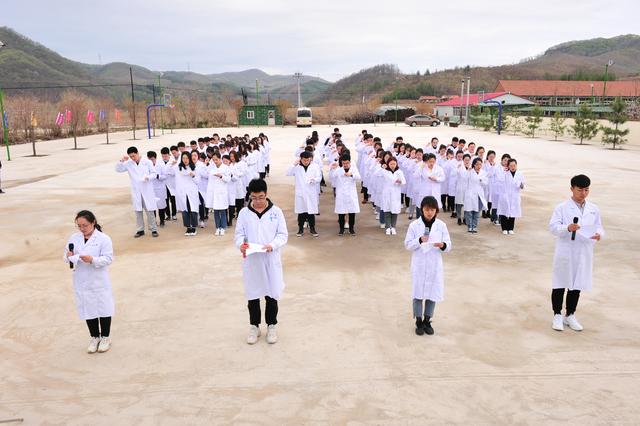 丹東市衛(wèi)生健康委員會(huì)組織開展住培學(xué)員人文素質(zhì)戶外拓展培訓(xùn)