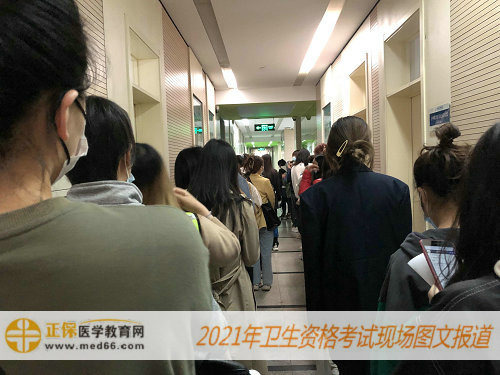 2021年衛(wèi)生資格考試現(xiàn)場報道——等待老師核驗每個人情況，進(jìn)入教室