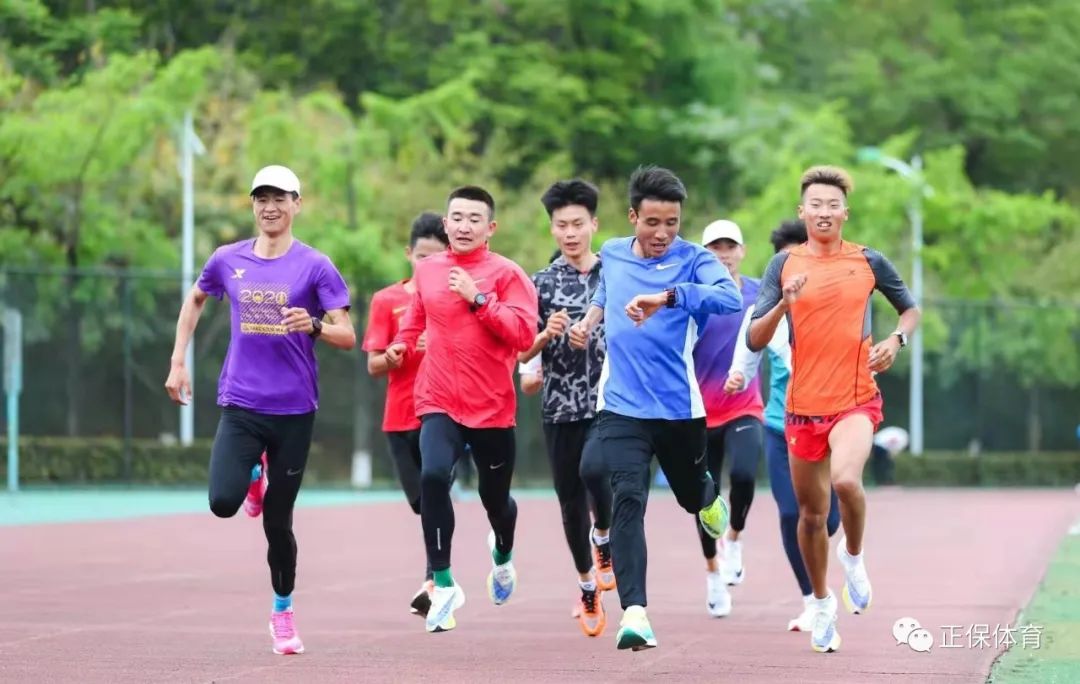抵達(dá)仁壽后，正保的小伙子們?cè)趫?chǎng)地進(jìn)行賽前訓(xùn)練